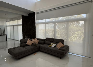 Instalación de cortinas dobles motorizadas en sala moderna, por Cortinas Home Doral en Guatemala
