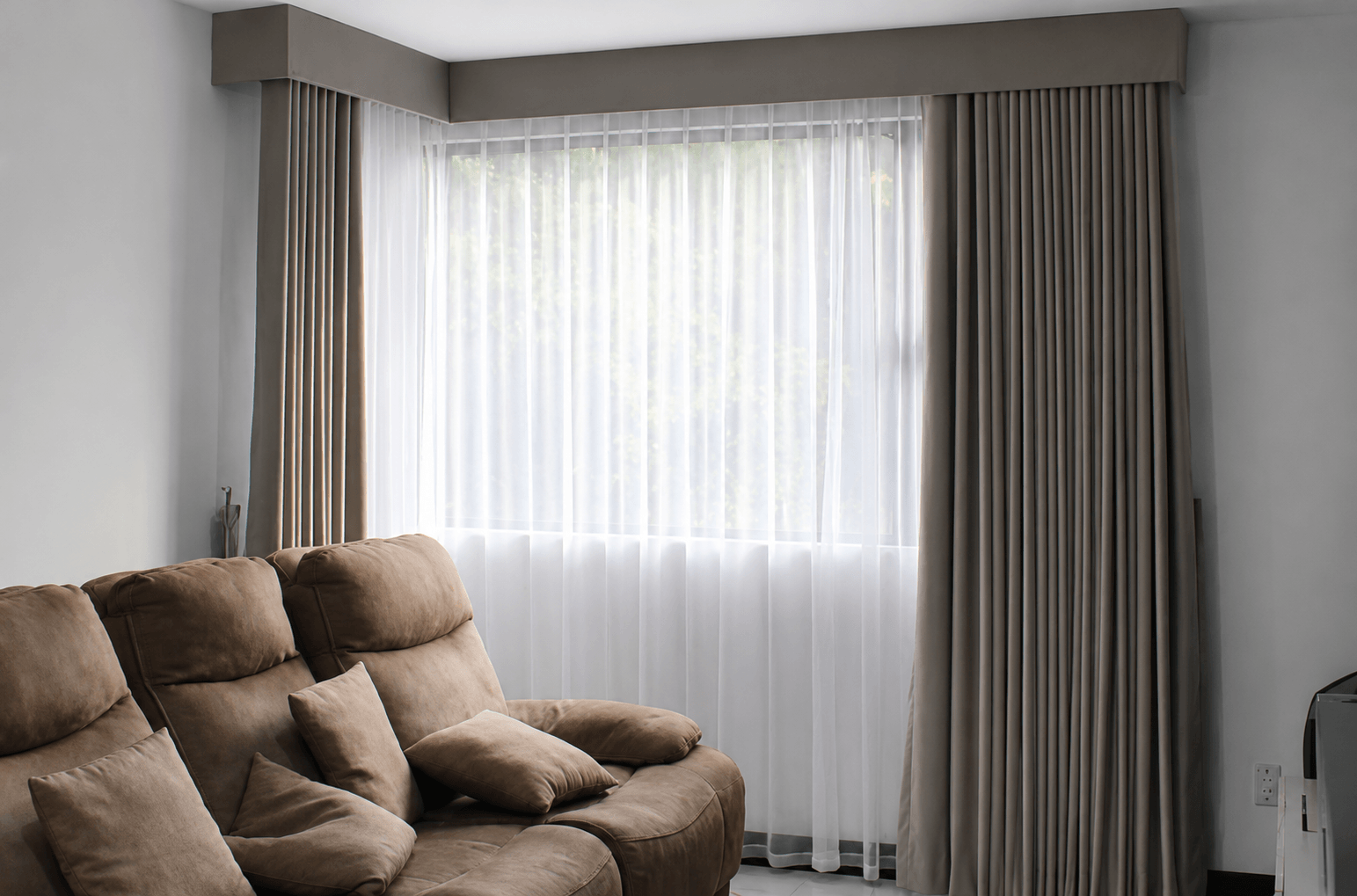 Cortina Ripplefold color gris con cenefas forradas instalada en una casa moderna, ideal para grandes ventanales y espacios contemporáneos, diseñada por Cortinas Home Doral.