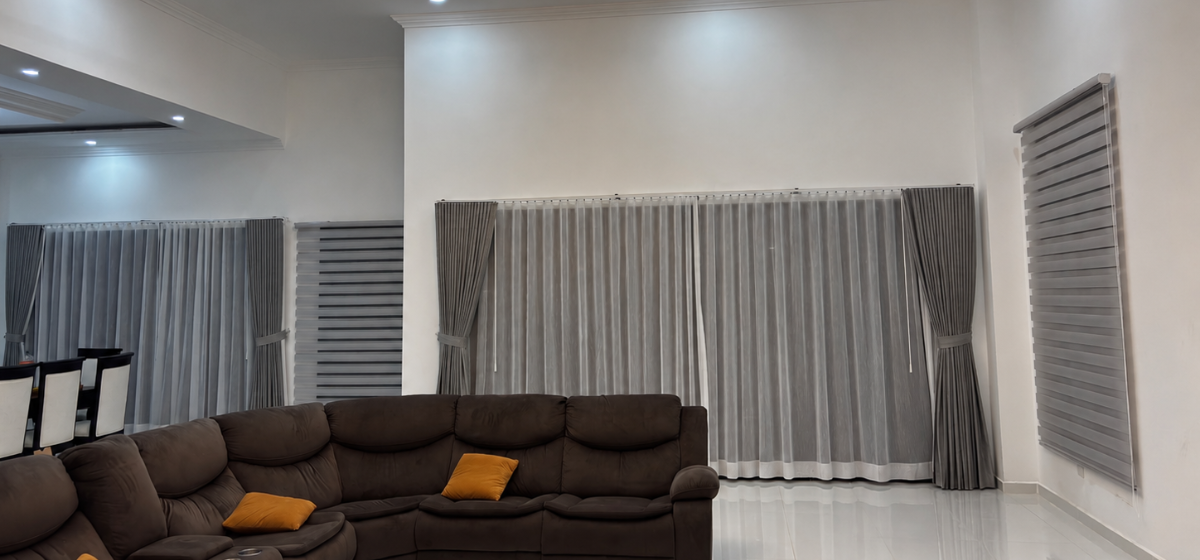 Casa moderna con cortinas Ripplefold color gris de diseño elegante, instaladas por Cortinas Home Doral en Guatemala.